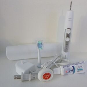 PHILIPS SONIC CARE TOOTHBRUSH   w/TRAVEL CASE, NEW HEAD & EXTRAS